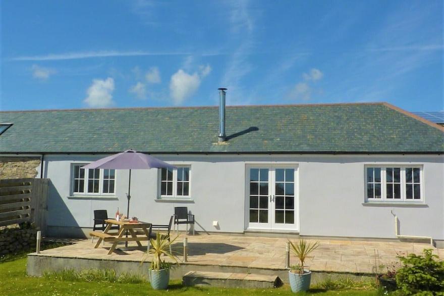 Spacious Converted Barn near Porthleven & coast, parking & garden