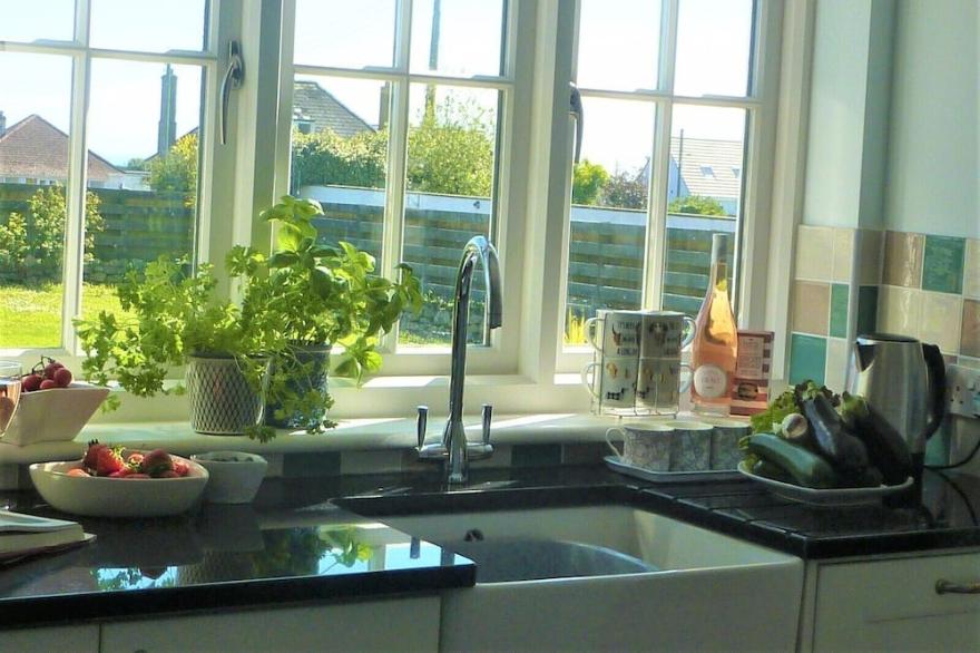 Spacious Converted Barn near Porthleven & coast, parking & garden