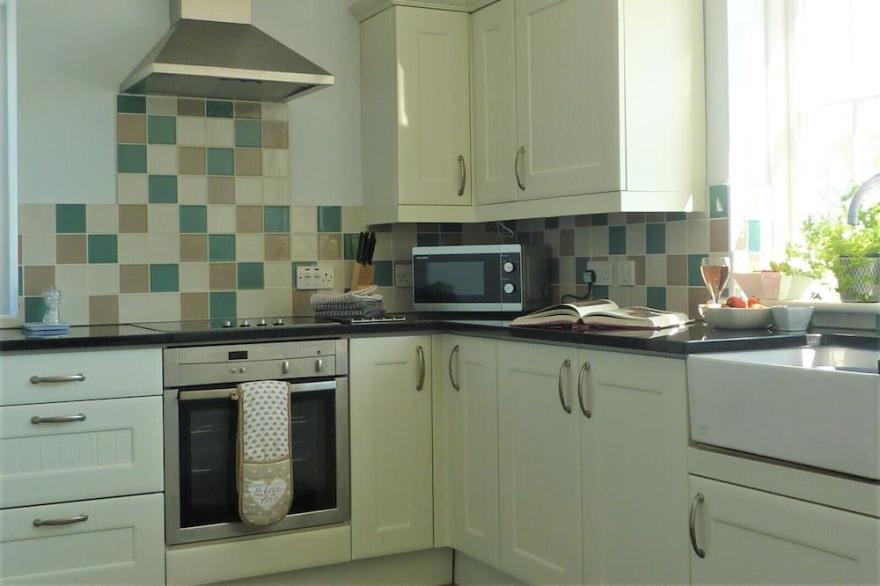 Spacious Converted Barn near Porthleven & coast, parking & garden