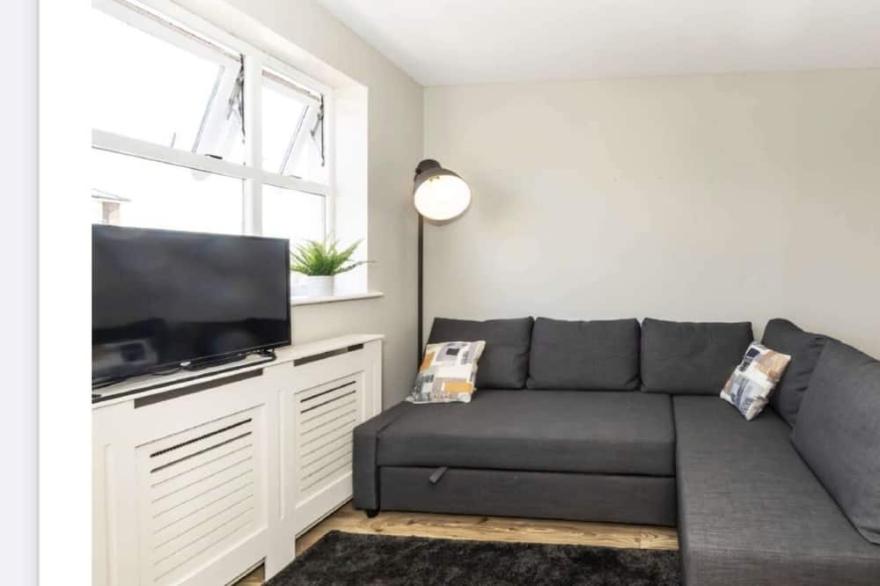 Modern studio Apartment, South West London