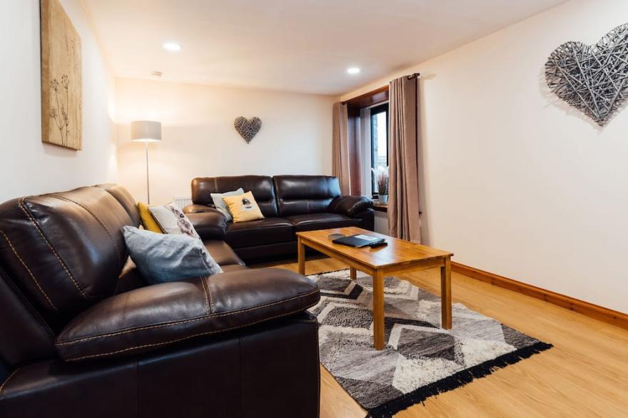 THE BARN, pet friendly, with hot tub in Gatehouse Of Fleet
