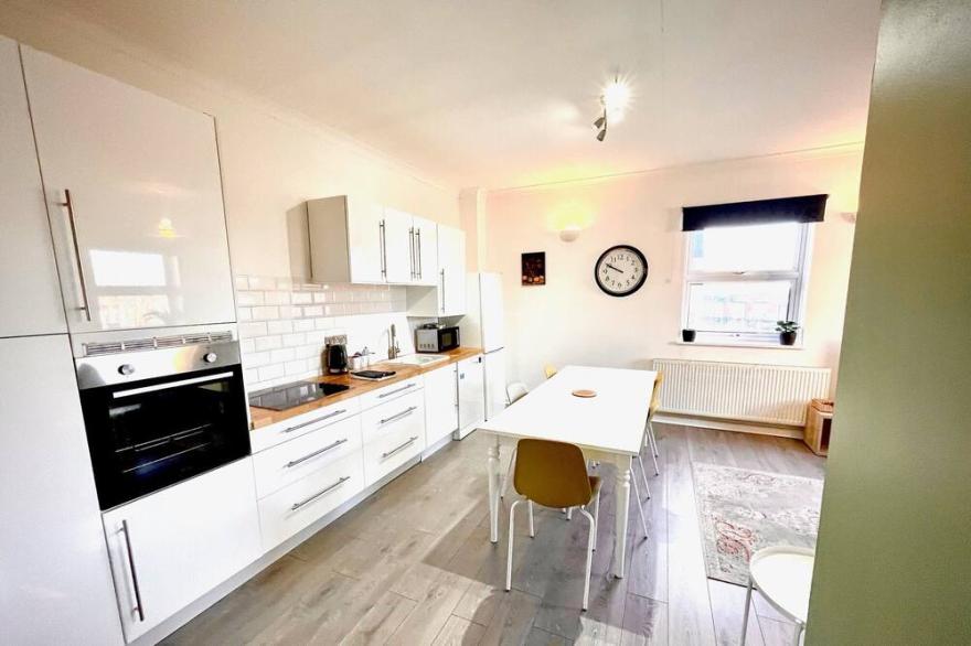 Wokingham Stylish 4 bedroom Townhouse  Central Wokingham 41
