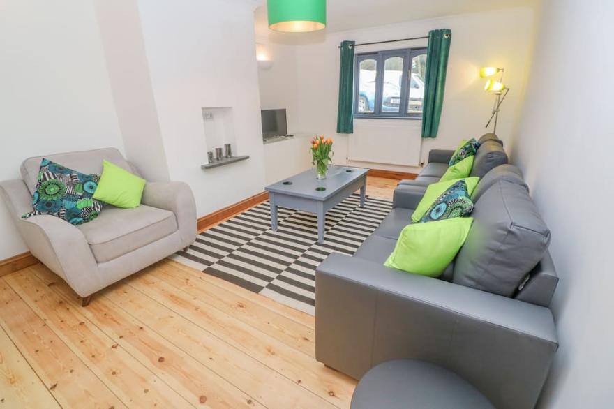 1 THE BRAMBLES, pet friendly, with a garden in St Buryan
