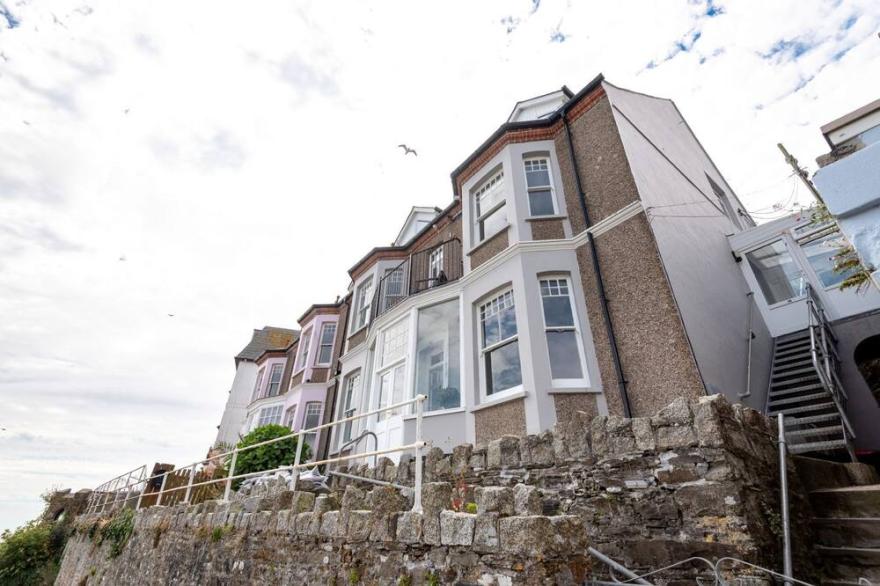 Fabulous sea front apartment for 6 with parking
