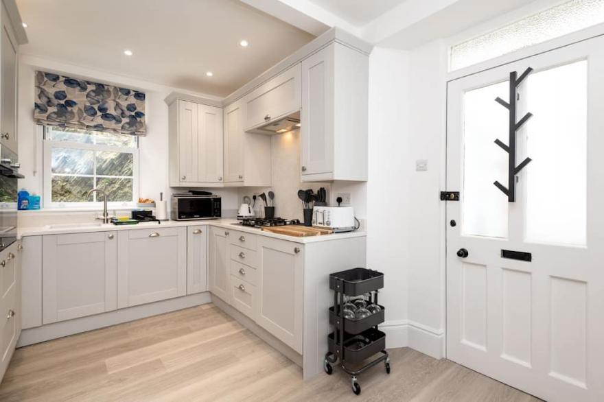 Fabulous sea front apartment for 6 with parking