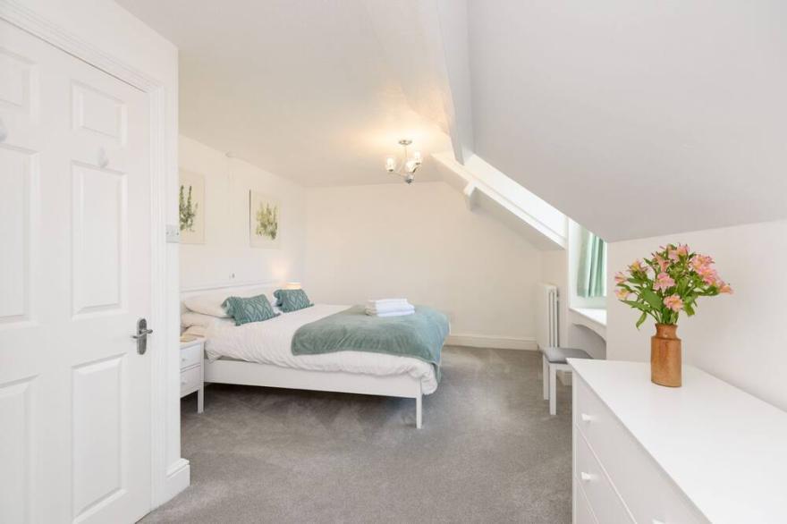 3 Bedroom, pet friendly apartment with stunning river views