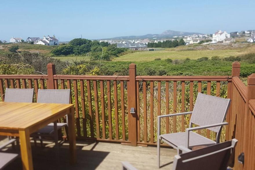 WINDY RIDGE, family friendly, with open fire in Trearddur Bay
