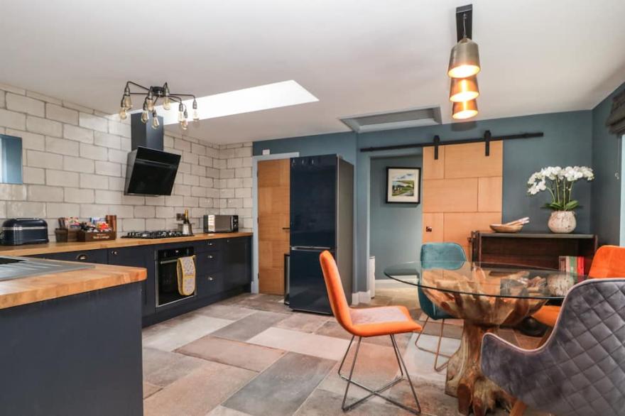 WELL COTTAGE, family friendly, with hot tub in Leven Near Beverley