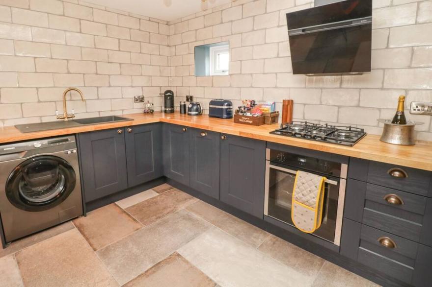 WELL COTTAGE, family friendly, with hot tub in Leven Near Beverley