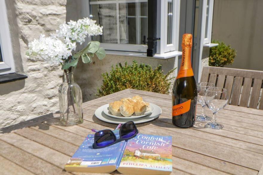 PADDOCK COTTAGE, pet friendly, character holiday cottage in Liskeard