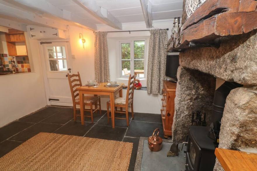 PADDOCK COTTAGE, pet friendly, character holiday cottage in Liskeard
