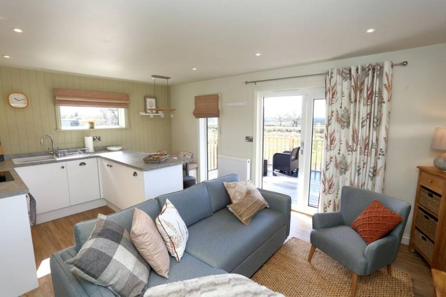 THE SWIFT, romantic, character holiday cottage, with a garden in Wem