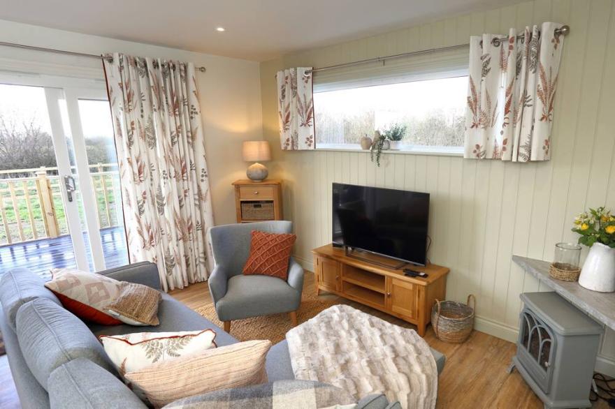 THE SWIFT, romantic, character holiday cottage, with a garden in Wem