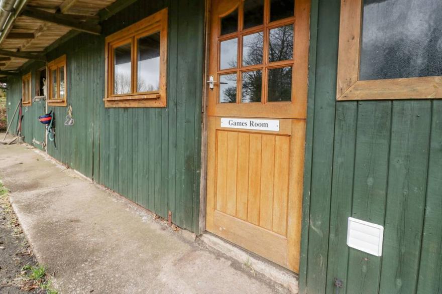 ORCHARD LODGE, pet friendly in Sampford Peverell, Devon