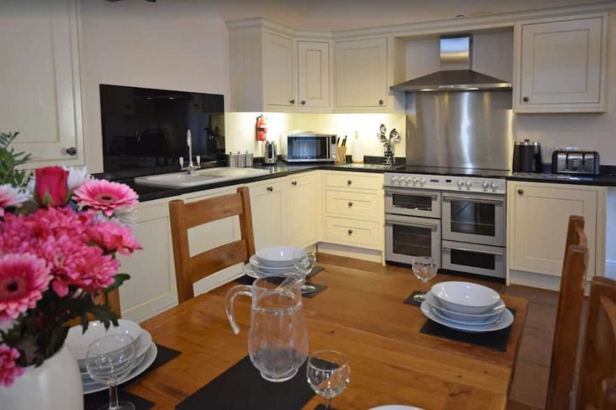 High Quality, Stunning Rural Views,  AONB, Jurassic Coast, dog friendly,
