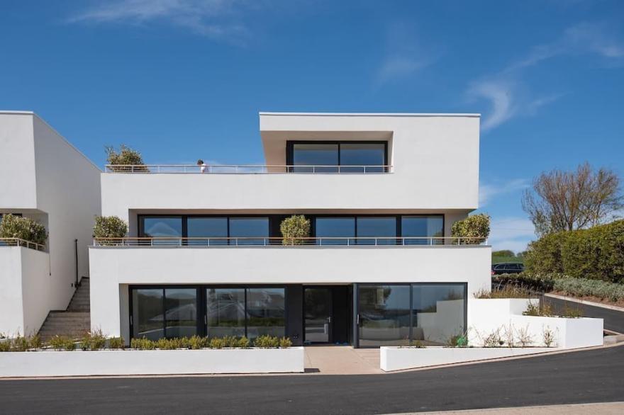 7 THE BAY - modern sea view coastal apartment