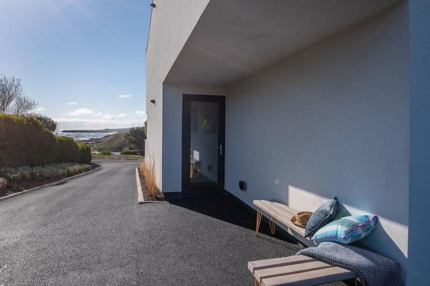 7 THE BAY - modern sea view coastal apartment