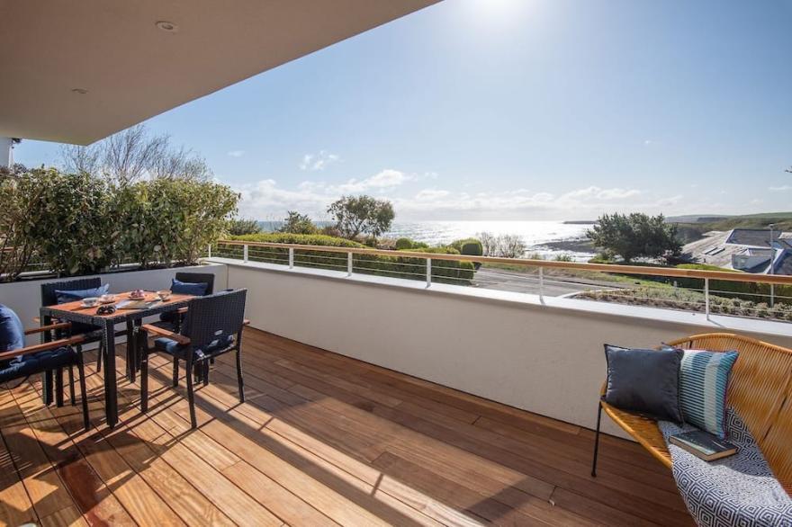 7 THE BAY - modern sea view coastal apartment