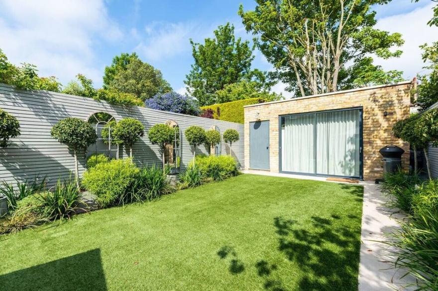 A fantastic London house w/ garden & BBQ. Great location!
