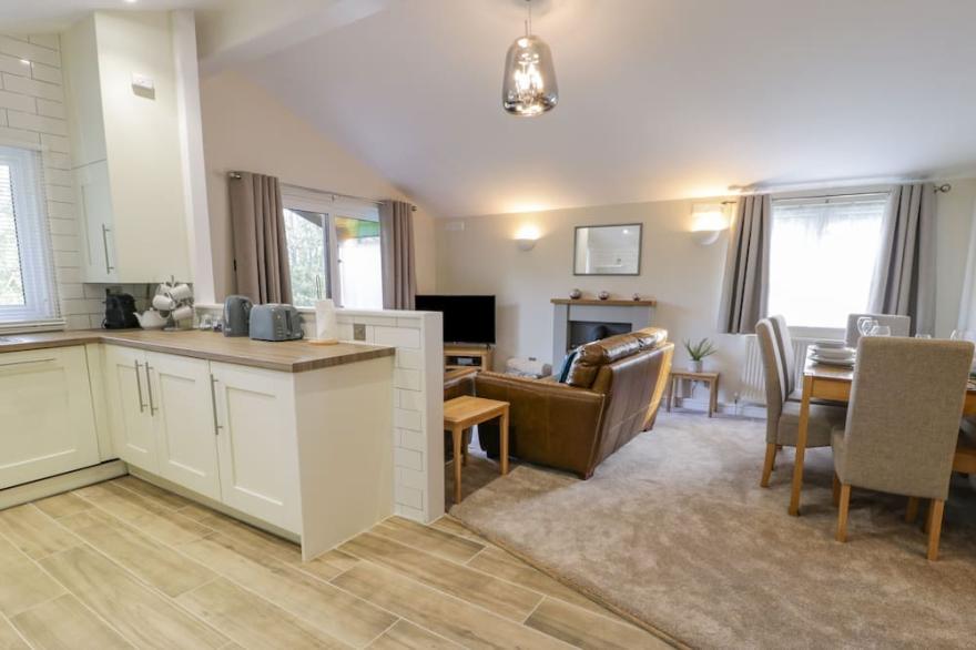 Y CABAN, pet friendly, with hot tub in Cemaes Bay