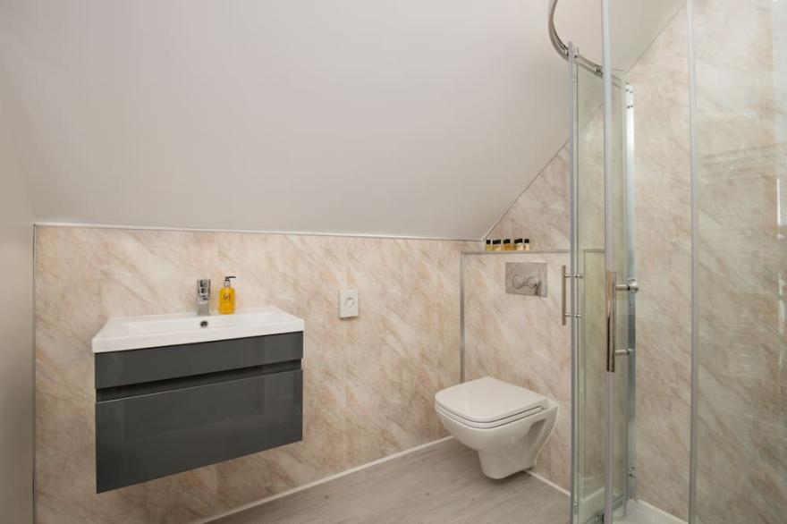 Hot Tub Haven, sleeps 8 in rural scenic Northumberland