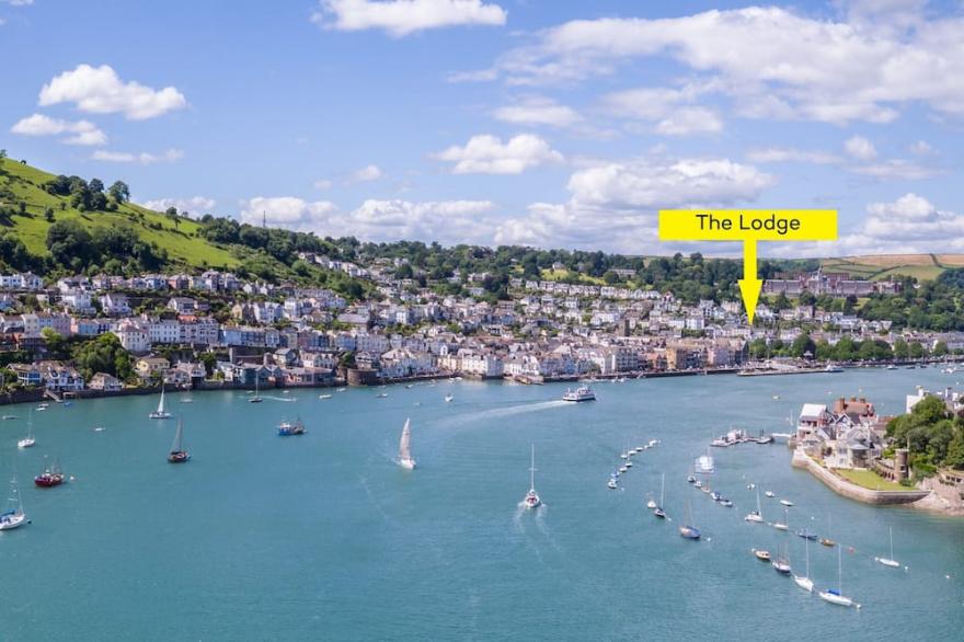 The Lodge - Luxury house w/parking sleeps 10 in Dartmouth