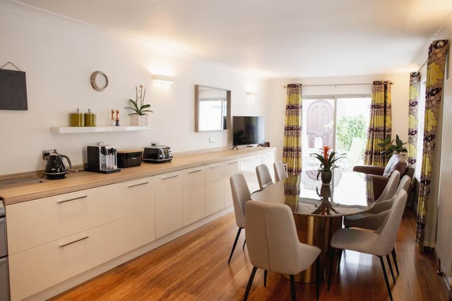 The Lodge - Luxury house w/parking sleeps 10 in Dartmouth