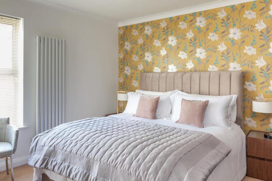The Lodge - Luxury house w/parking sleeps 10 in Dartmouth