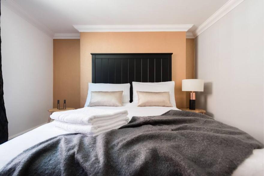 The Historic Gem - Sleek & Central 3BDR Maisonette
