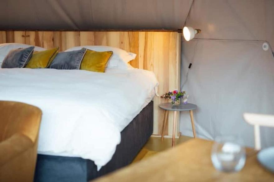 Luxury Dome with private hot tub, 15 mins from beaches