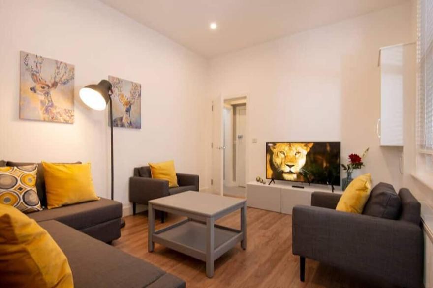 Flat B - Bright and spacious 2 bedroom 2 bathroom garden apartment