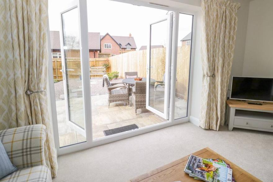 HAWKINS WAY COTTAGE, family friendly in Newbold On Stour
