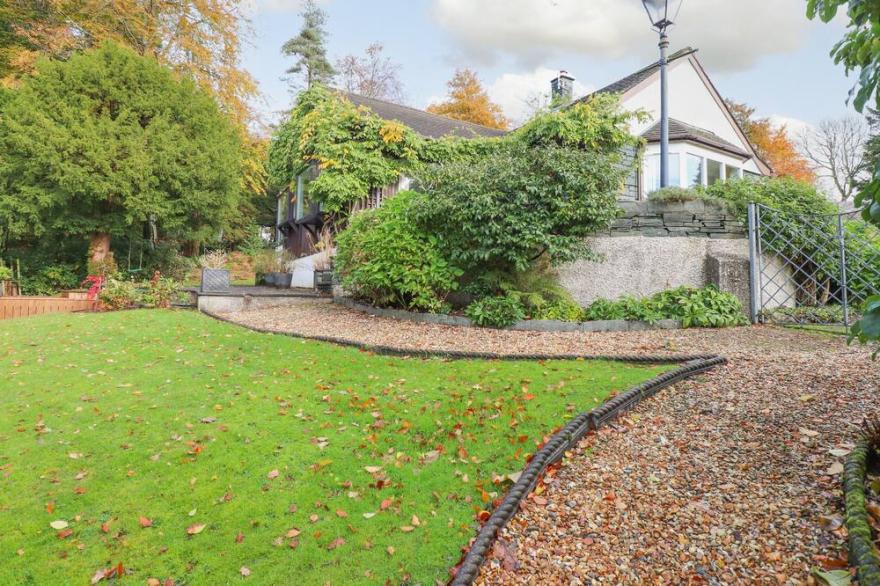 CEDAR LODGE, pet friendly, with open fire in Bowness-On-Windermere