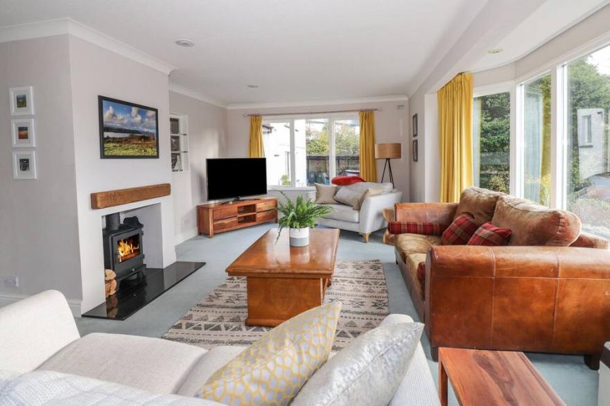 CEDAR LODGE, pet friendly, with open fire in Bowness-On-Windermere