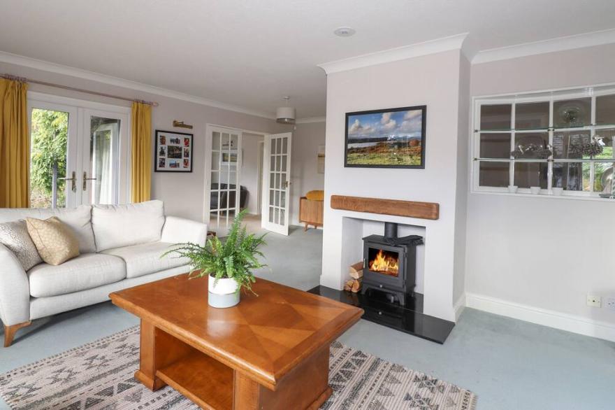CEDAR LODGE, pet friendly, with open fire in Bowness-On-Windermere