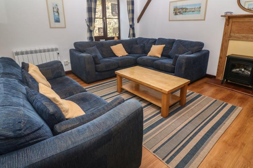 BARN COTTAGE, pet friendly, with pool in Penzance