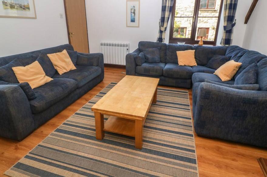 BARN COTTAGE, pet friendly, with pool in Penzance