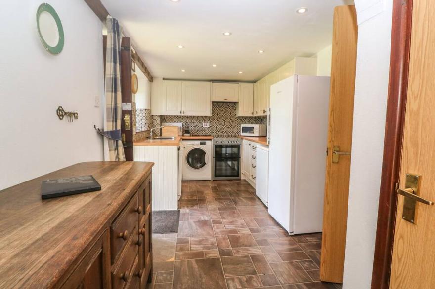 BARN COTTAGE, pet friendly, with pool in Penzance