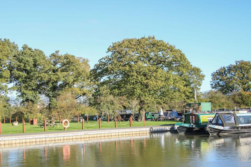 THE WREN, pet friendly, character holiday cottage in Wem