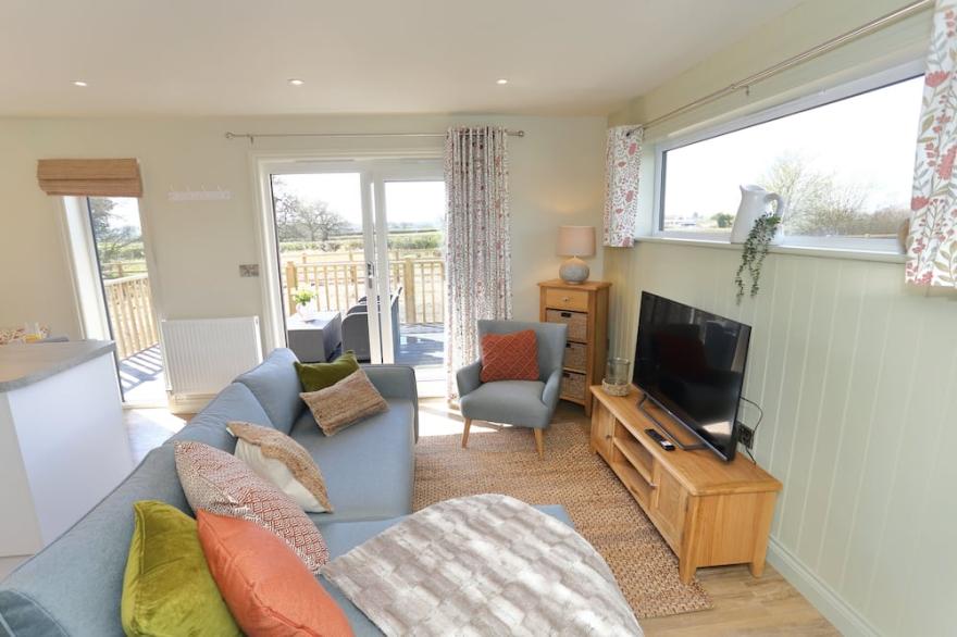 THE WREN, pet friendly, character holiday cottage in Wem