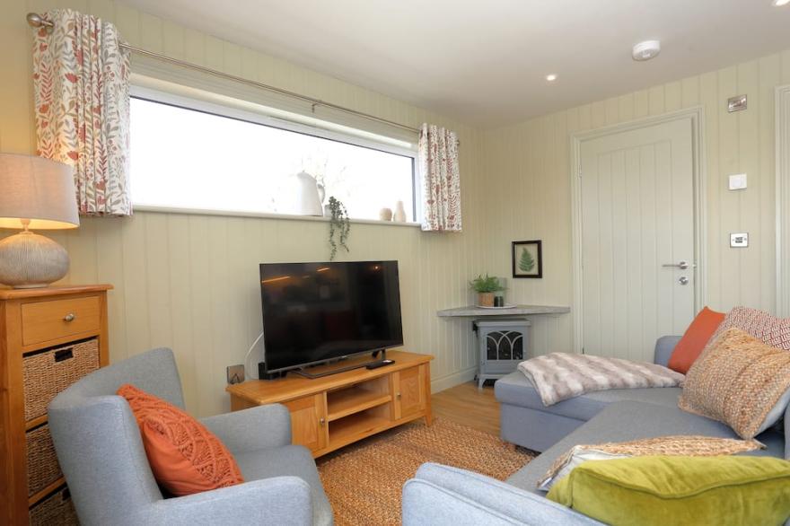 THE WREN, pet friendly, character holiday cottage in Wem