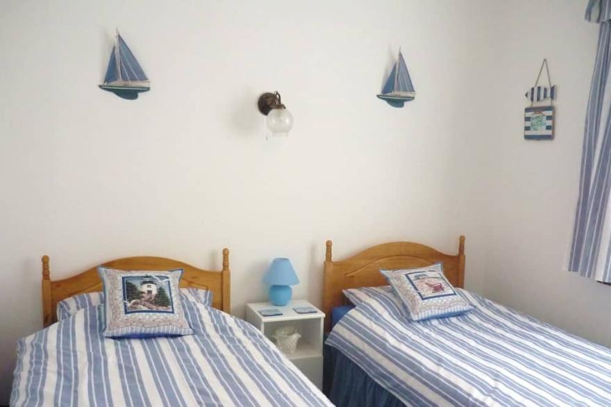 Sea Breeze Cottage - By the beach at Looe. Great sea views, parking. Slps 2 - 6
