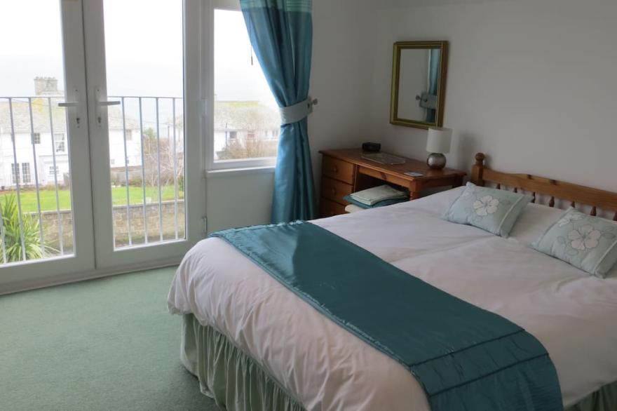 Sea Breeze Cottage - By the beach at Looe. Great sea views, parking. Slps 2 - 6