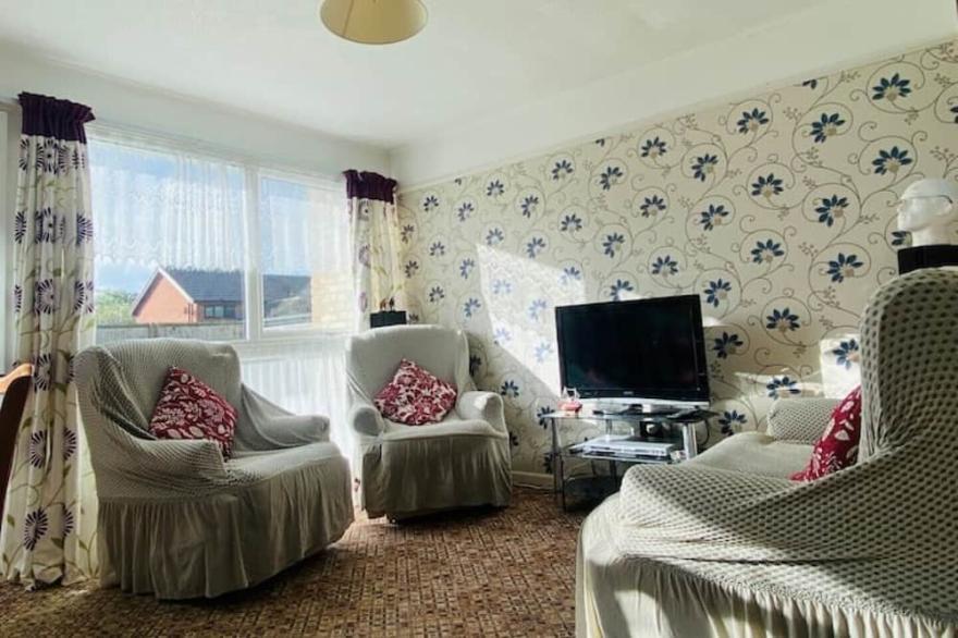 Quiet and Comfy 2 bedroom Holiday Chalet walk to beach, Norfolk family friendly