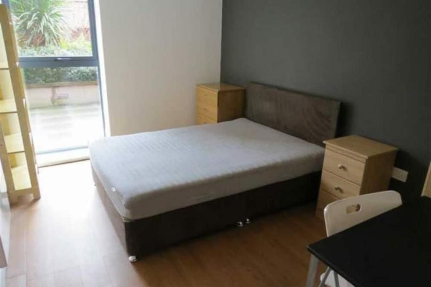 Furnished to taste holiday home for family in the heart of Manchester