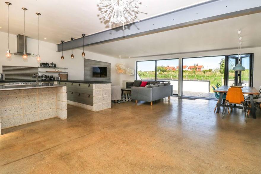 SKY, pet friendly, luxury holiday cottage, with hot tub in Stalham