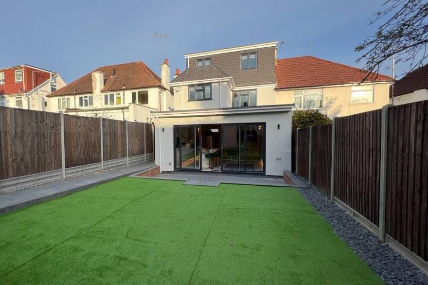5 bedroom luxury house with private garden
