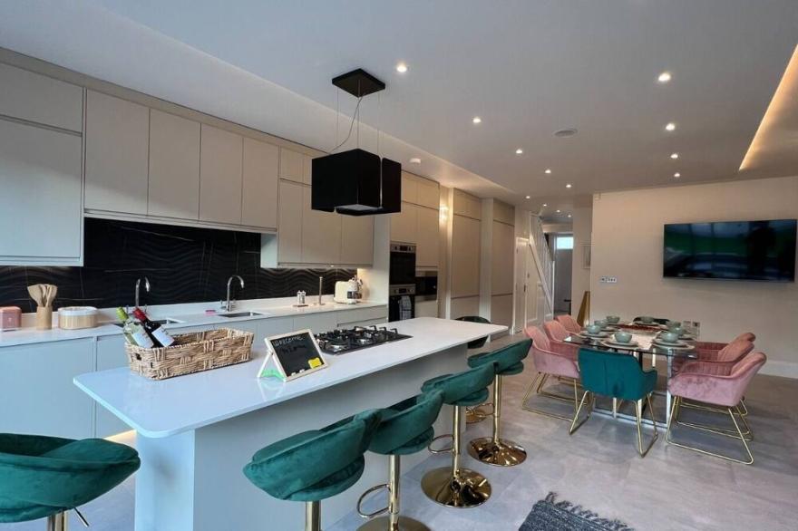 5 bedroom luxury house with private garden