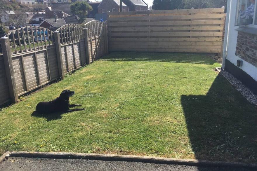 Charming bungalow , 200m walk from harbour and 5 min drive from Pentewan Sands.