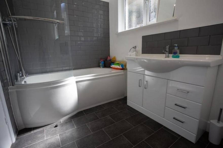 Charming bungalow , 200m walk from harbour and 5 min drive from Pentewan Sands.